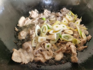 12、黄瓜木耳炒肉,加入葱姜蒜翻炒出香味。