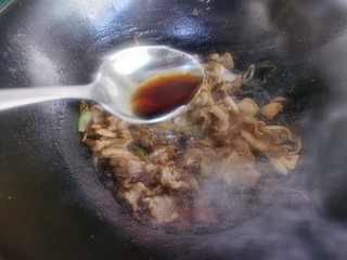 13、黄瓜木耳炒肉,加入少许盐，一勺生抽和少许白糖。
