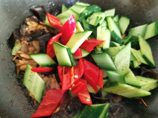 15、黄瓜木耳炒肉,最后加入黄瓜。