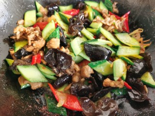 16、黄瓜木耳炒肉,想要炒好的黄瓜脆爽，黄瓜一定要最后放，不要炒时间太长，大火翻炒几下就可以。