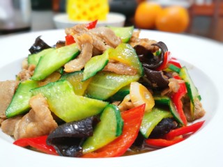 17、黄瓜木耳炒肉,黄瓜脆，肉片滑，鲜香下饭，喜欢的试试吧！