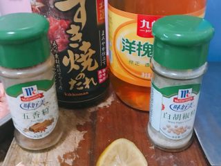 1、减脂版蜂蜜柠檬汁煎鸡排,准备好以上调料，如果没有腌制好的蜂蜜柠檬，新鲜柠檬片也可以哒