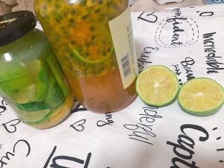 2、减脂版蜂蜜柠檬汁煎鸡排,这里提到的蜂蜜柠檬就是事先用蜂蜜泡好，可以直接泡水喝的，如果没有可以用新鲜柠檬，但要注意用量，因为没腌制过的柠檬比较酸