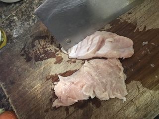 4、减脂版蜂蜜柠檬汁煎鸡排,鸡脯化冻（如果是新鲜鸡脯这步骤省略，不过一定要清洗干净）利用刀背将鸡脯拍出纹路，这样接下来腌制的时候会更加入味，下锅煎的时候也更嫩滑。