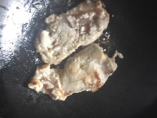 8、减脂版蜂蜜柠檬汁煎鸡排,要多翻面，防止鸡肉糊掉。这时候鸡肉的香味已经非常诱人啦。