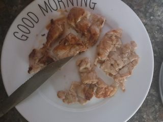 10、减脂版蜂蜜柠檬汁煎鸡排,大约5分钟，鸡脯出锅，切块，即将完成啦。（重口味的同学可利用腌制鸡脯时候剩余的调料再加上一勺日本酱油，并加玉米淀粉勾芡，浇在鸡肉上）