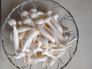 2、翡翠白玉鸭,白玉菇洗净装盘备用