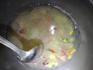 10、翡翠白玉鸭,放入适量水，鸡精，胡椒粉。（盐暂时不要放，咸鸭腿会慢慢出味，最后品尝咸淡时候再考虑放不放。）