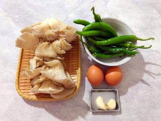 1、萍水相逢（平菇辣椒炒鸡蛋）,首先我们准备好所有食材