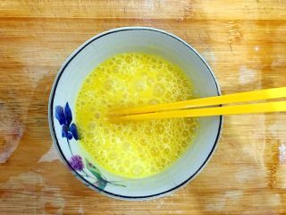 2、萍水相逢（平菇辣椒炒鸡蛋）,鸡蛋磕入碗内，入一丢丢细盐，少许料酒，打散，备用