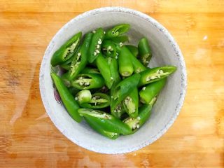 3、萍水相逢（平菇辣椒炒鸡蛋）,辣椒洗净，斜45°切段，备用，如果你很怕辣，可以挖去籽