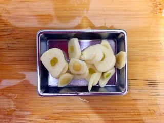 4、萍水相逢（平菇辣椒炒鸡蛋）,大蒜去皮，洗净，切片，备用