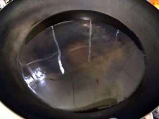 6、萍水相逢（平菇辣椒炒鸡蛋）,煮一锅水