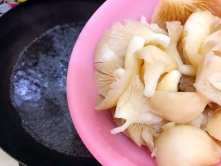 7、萍水相逢（平菇辣椒炒鸡蛋）,水开后放入平菇