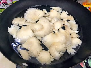 8、萍水相逢（平菇辣椒炒鸡蛋）,煮一分钟左右