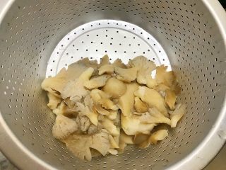 9、萍水相逢（平菇辣椒炒鸡蛋）,捞出平菇，沥干水分