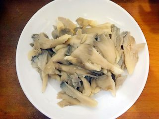 10、萍水相逢（平菇辣椒炒鸡蛋）,待平菇不那么热的时候，用手撕成小块，并且轻轻挤干水分，备用