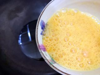 11、萍水相逢（平菇辣椒炒鸡蛋）,起油锅，热锅凉油，入鸡蛋液