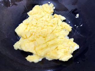 12、萍水相逢（平菇辣椒炒鸡蛋）,快速翻炒至鸡蛋结块