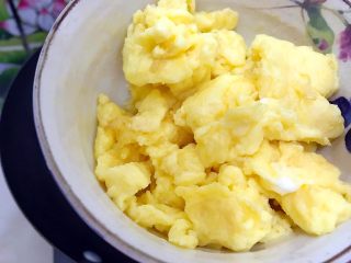 13、萍水相逢（平菇辣椒炒鸡蛋）,盛出鸡蛋，备用
