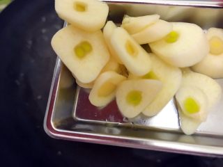 14、萍水相逢（平菇辣椒炒鸡蛋）,锅内留底油，入大蒜片