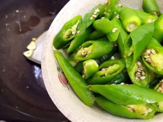 16、萍水相逢（平菇辣椒炒鸡蛋）,入辣椒，转中火