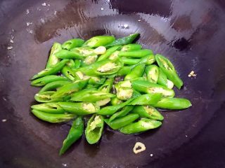 17、萍水相逢（平菇辣椒炒鸡蛋）,翻炒片刻