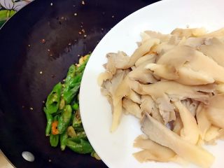 18、萍水相逢（平菇辣椒炒鸡蛋）,入平菇