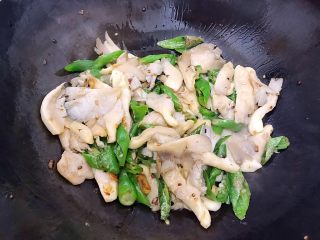 19、萍水相逢（平菇辣椒炒鸡蛋）,翻炒片刻