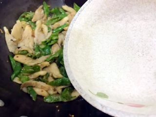 20、萍水相逢（平菇辣椒炒鸡蛋）,加少许热开水