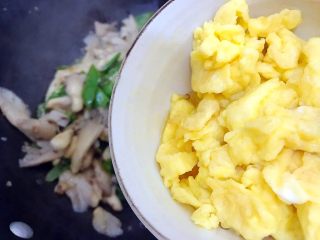 21、萍水相逢（平菇辣椒炒鸡蛋）,加入鸡蛋，翻炒至汤汁收紧