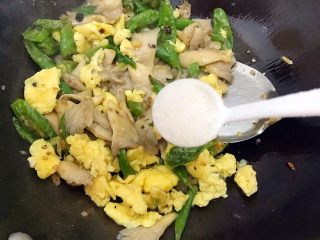 22、萍水相逢（平菇辣椒炒鸡蛋）,加一小勺细盐