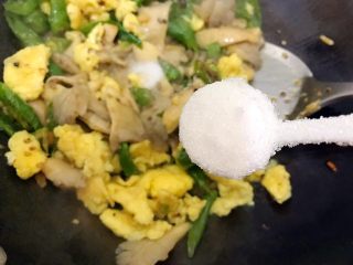 23、萍水相逢（平菇辣椒炒鸡蛋）,再加一小勺细砂糖，翻炒均匀，即可