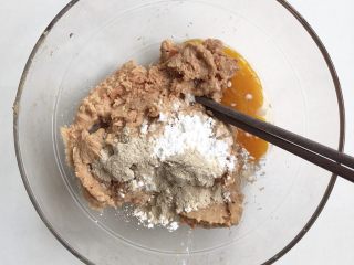 5、猪肉小米豆腐糕,加入鸡蛋、玉米淀粉