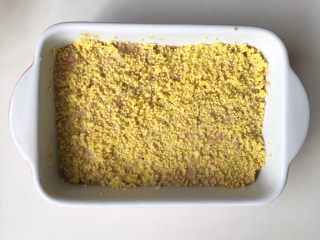 8、猪肉小米豆腐糕,铺一层小米，小米要提前浸泡半小时至一小时