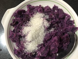 9、紫薯甜饼,加入两勺白糖