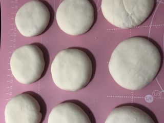18、紫薯甜饼,重复上一个步骤，依次包好所有的面团
