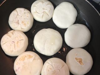 22、紫薯甜饼,再在锅边慢慢加入食用油，不用太多，能看到表面一层薄薄的油即可，煎至金黄再翻另一面