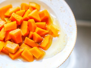 2、冬至美食 南瓜红枣糕,南瓜去皮切块上锅蒸熟。