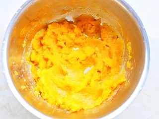 3、冬至美食 南瓜红枣糕,压成泥。