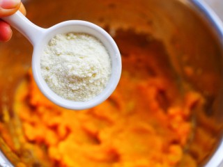 4、冬至美食 南瓜红枣糕,加入白糖和澳优珀淳奶粉。