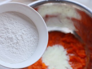 5、冬至美食 南瓜红枣糕,加入糯米粉。