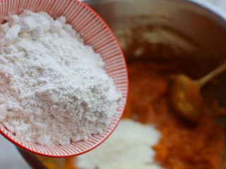 6、冬至美食 南瓜红枣糕,再分批加入面粉。