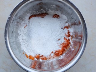7、冬至美食 南瓜红枣糕,搅拌均匀。