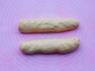 8、冬至美食 南瓜红枣糕,揉成不沾手的面团,可以适当多加点面粉,将面团搓成长条。