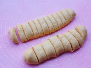 9、冬至美食 南瓜红枣糕,分成大小相等的小剂子。