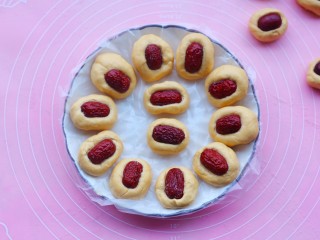 10、冬至美食 南瓜红枣糕,每个小剂子搓长一点,弄一个小坑放上枣片,按紧。