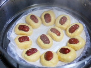 11、冬至美食 南瓜红枣糕,南瓜红枣点心底下贴一层油纸,放入盘中,上锅中火蒸20分钟后即可!