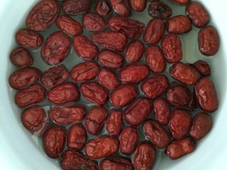 2、红枣牛奶发糕,大枣洗净泡软
