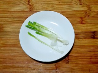 8、披红戴绿的蒜香红辣椒蒸黄鱼,分别切成葱白一部分